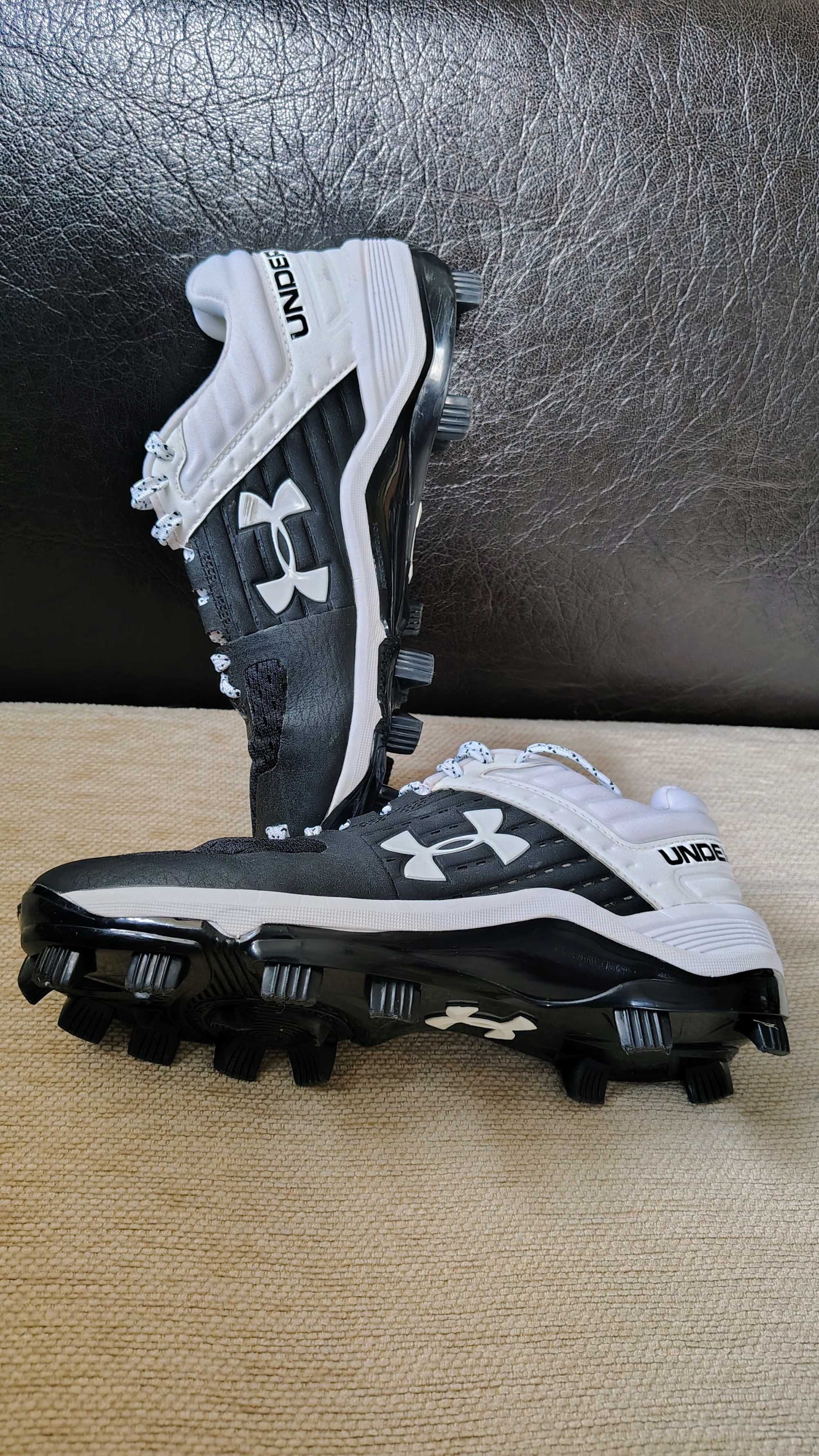 Футболни обувки Under Armour кожени бутонки, бяло и черно 36.5/23.5 см