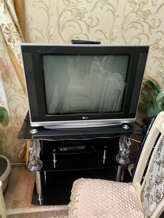 Продам телевизор с подставкой