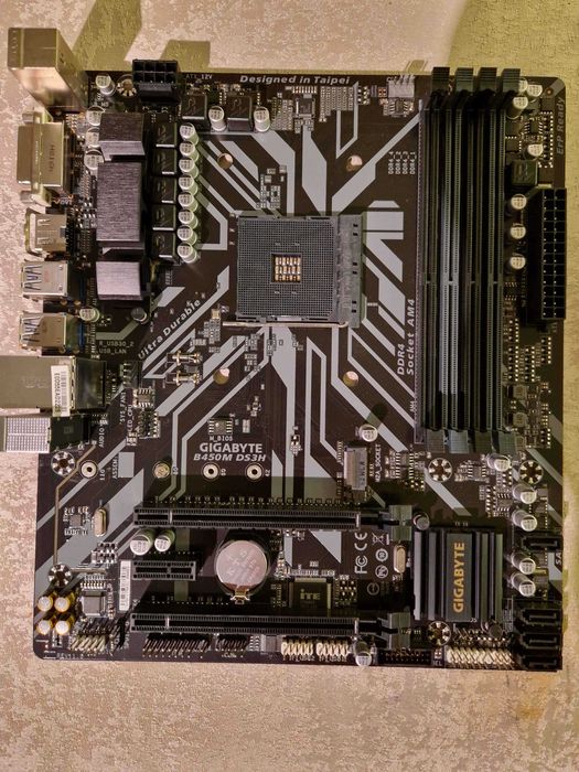 GIGABYTE B450M DS3H + Procesor AMD Ryzen 5 5600X + Memorie RAM Corsair