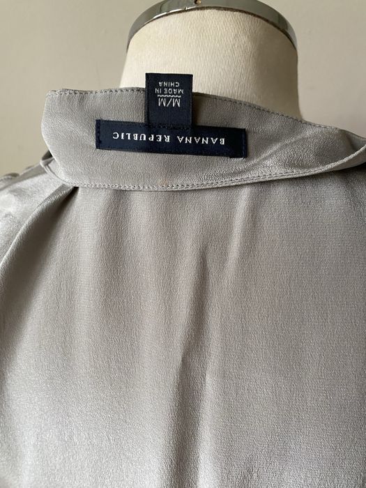 Копринена риза Banana Republic в гълъбово сиво, M