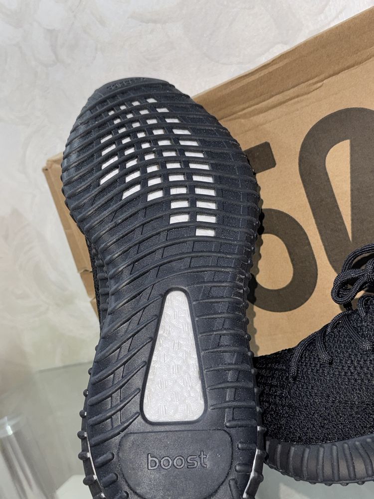 Yeezy Boost 350 v2 Black Red Bred [EU:44]