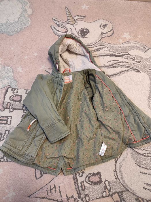 Подарявам дрехи за 2-3 години якета и рокля, лично предаване