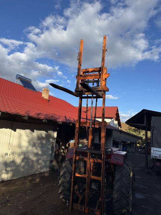 Stivuitor in tirantii tractorului cu pompa si bazin ulei