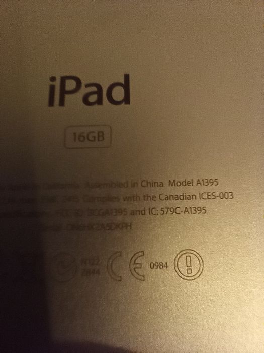 Vând iPhone 4 și 4s, două iPad 2