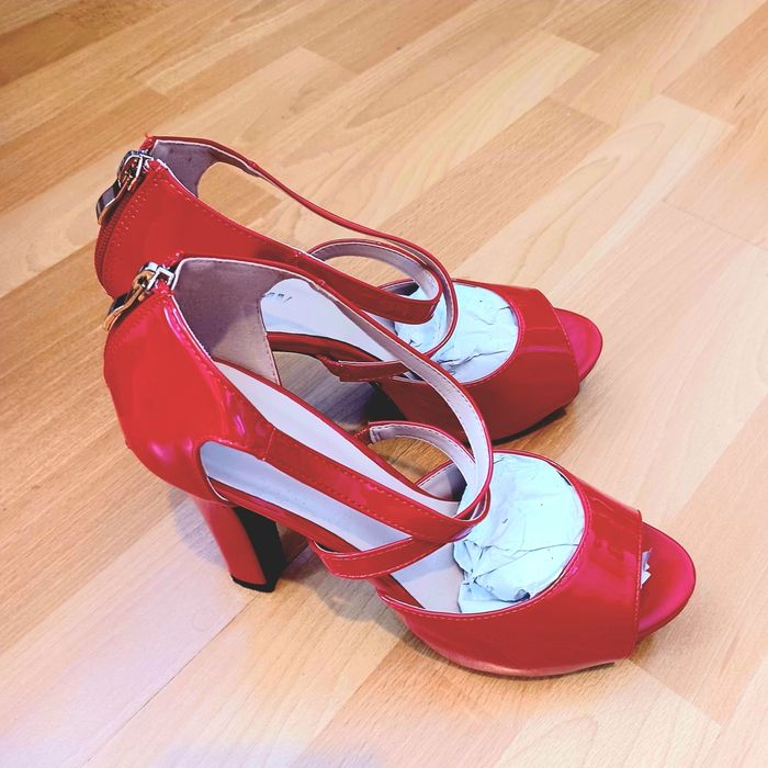 Sandale rosii elegante, cu platforma