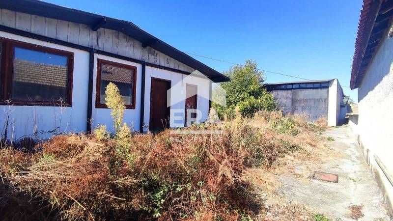 Ексклузивен бизнес имот за продажба с лице на асфалтов път в централна