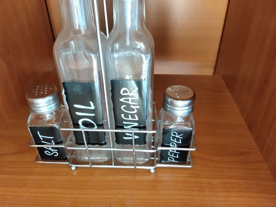 Чисто нов- комплект за маса, не използван изобщо с оригинална стойка