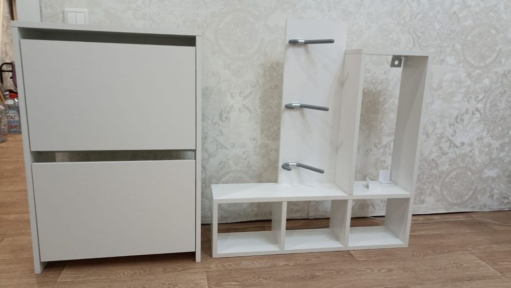 Прихожая тумба и вешалка настенная