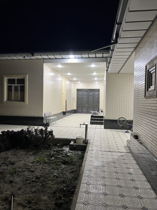 Жомбой центр Бохористон 44 чи Уй срочна сотилади