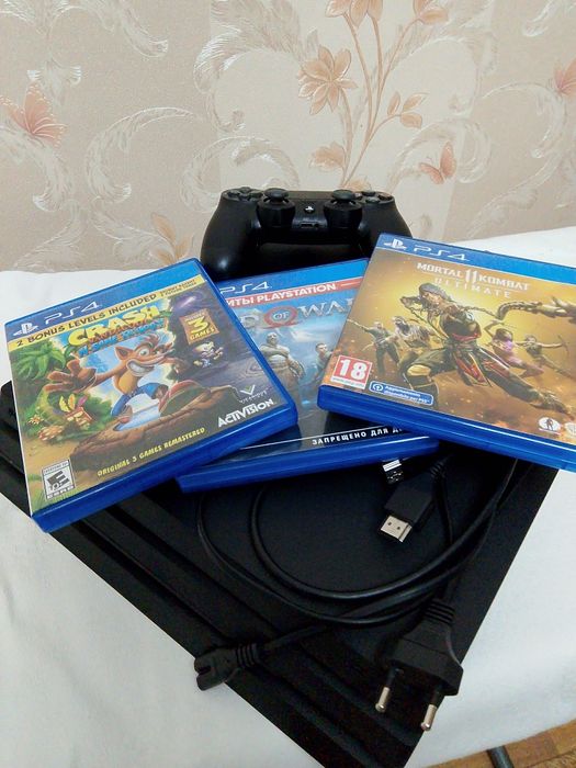 Продам PS4 PRO с тремя играми