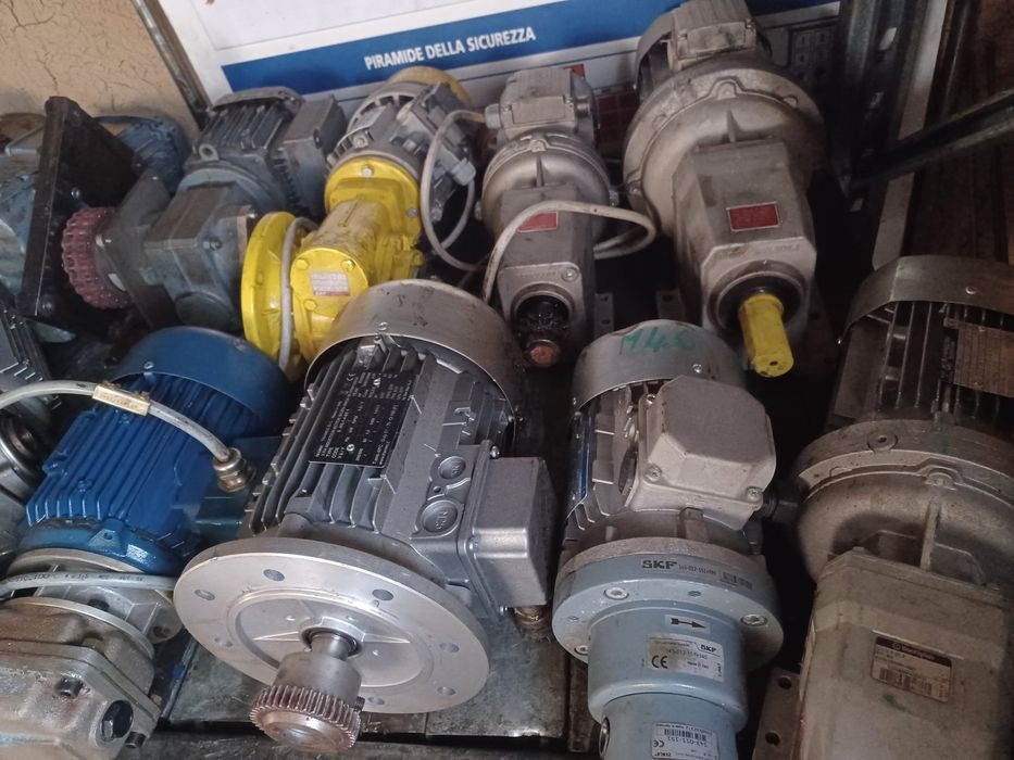 Vând diferite motoare, pompe ,pompe vacuum, macarale