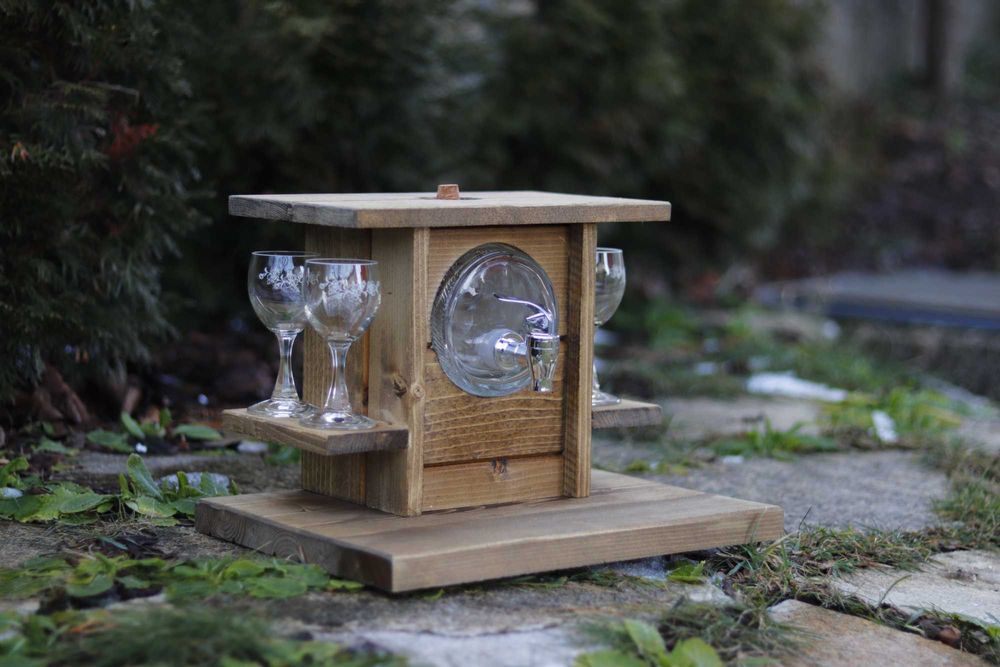 Ръчно изработени диспенсъри за алкохол