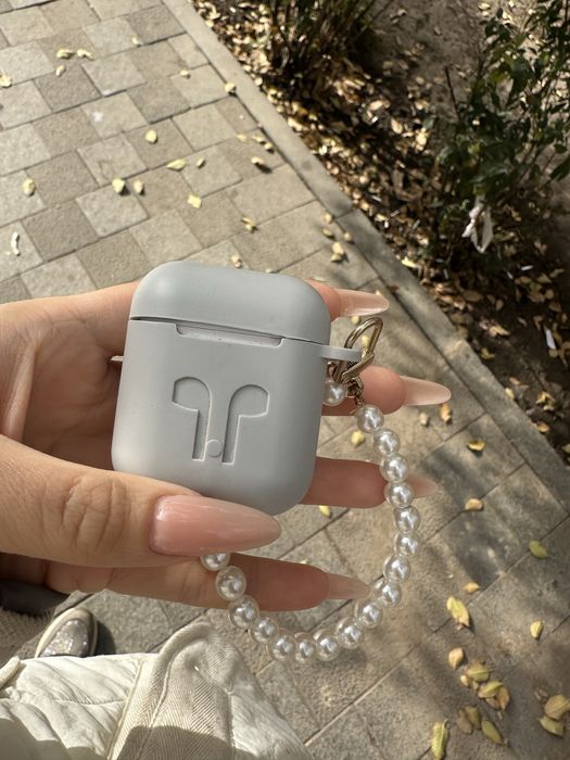 Продам правый наушник Airpods