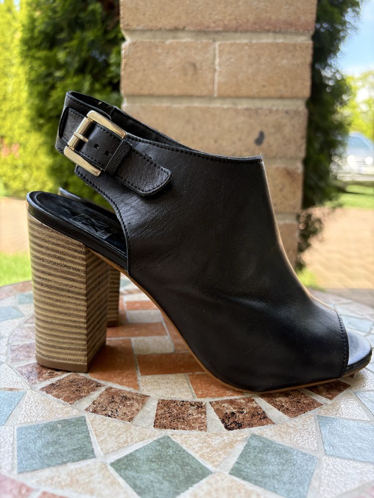 Vând sandale din piele pentru dama marimea 38