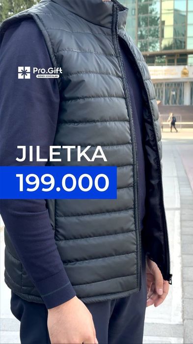 Текстиль, свитшоты, худи, жилетки, футболки, кепки с принтом.