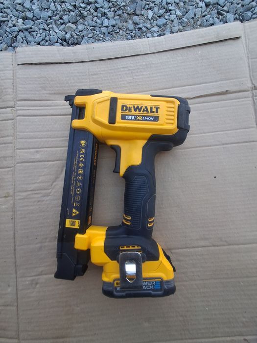 Pistol dewalt DCN 701 .