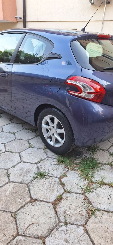 Продавам Peugeot 208