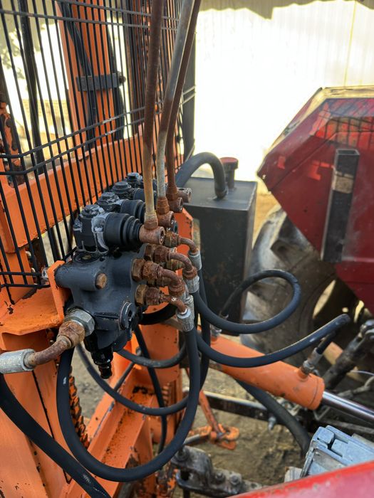 Stivuitor in tirantii tractorului cu pompa si bazin ulei