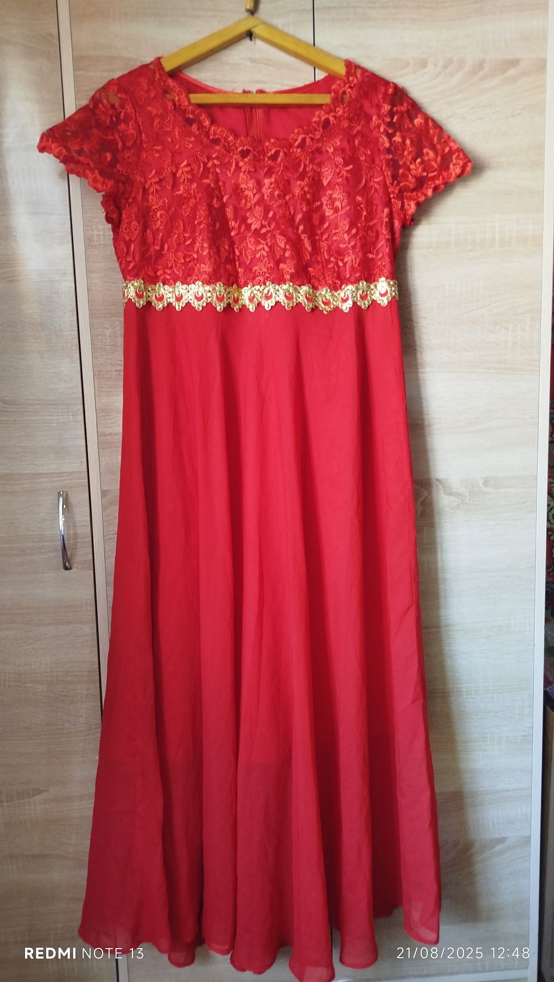 Qizil koylak, shifon va gipyurli