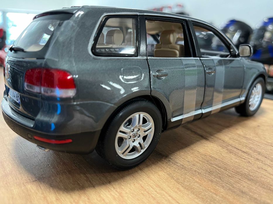 BBURAGO метален колекционерски модел количка  VW TOUAREG 2006 1:18