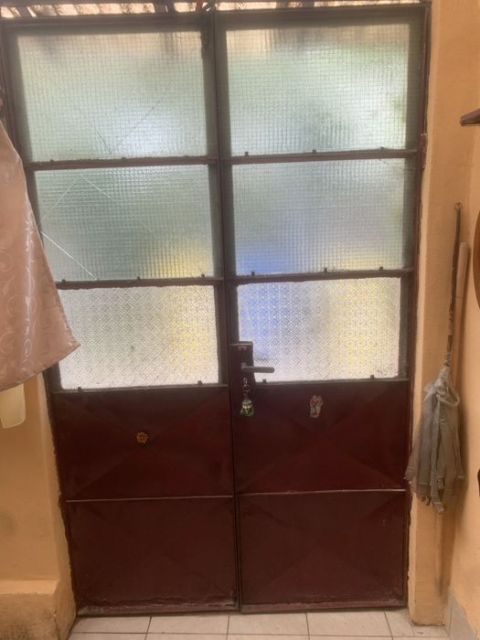 Ușa metalică cu geam sticlă