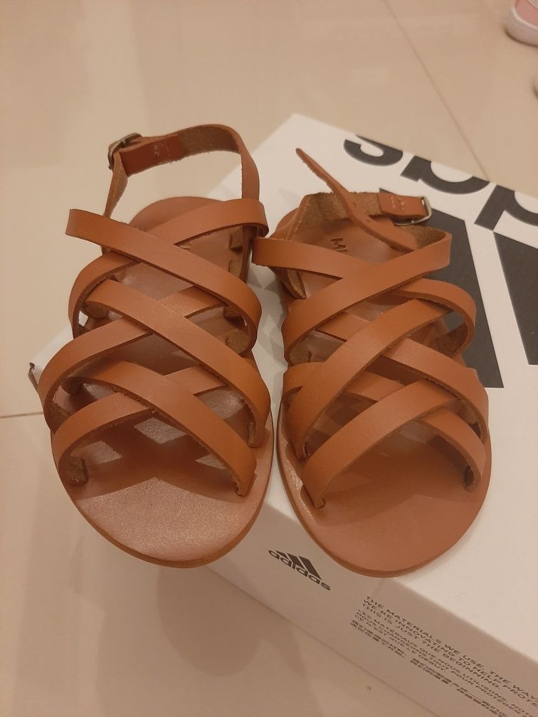 Sandale piele mango

100% piele de bovine. Model cu barete. Șliț