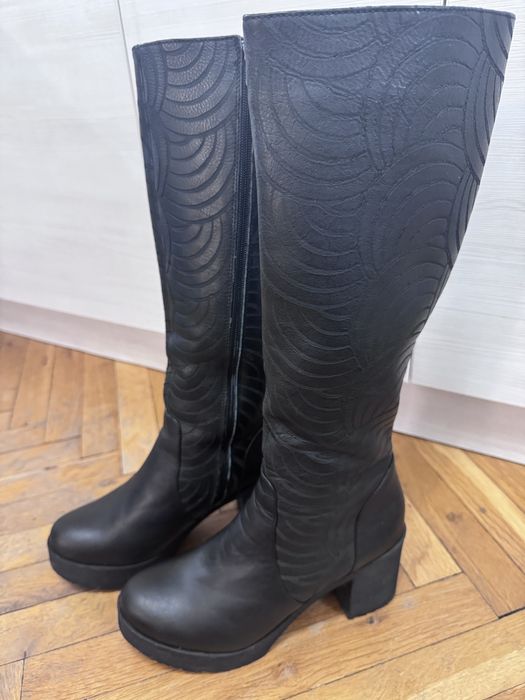 Продавам женски черни ботуши от естествена кожа