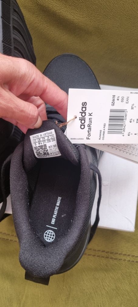 ADIDAS нови чисто черни маратонки, размер 37.5