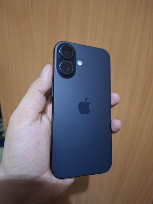 iPhone  16 black