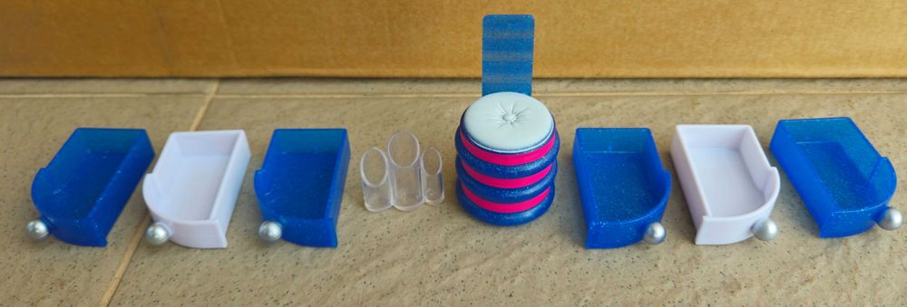 Masa de machiaj pentru papusi cu oglinda si accesorii tip LOL SURPRISE