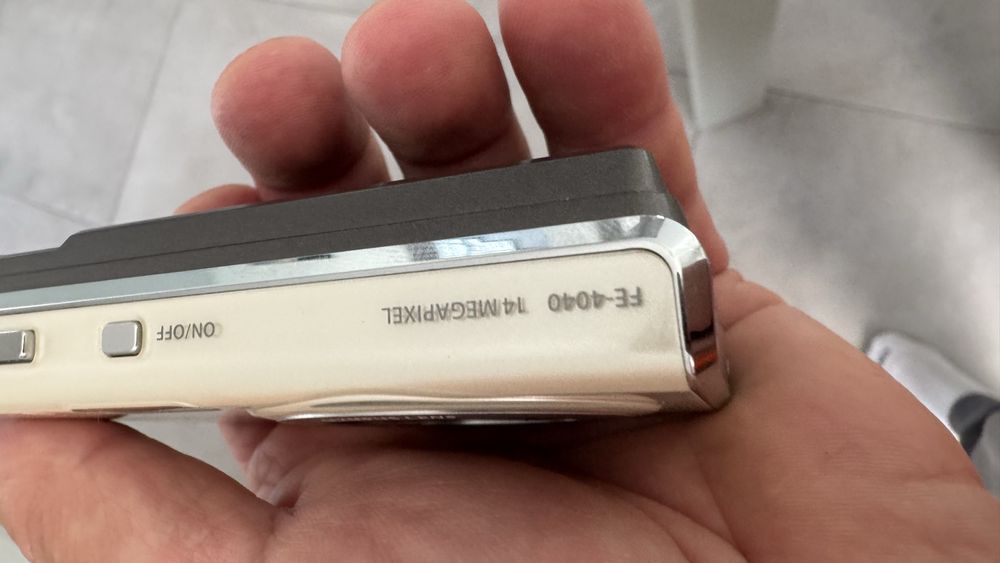 Aparat foto Olympus , mic si frumos . Impecabil cu accesorii.