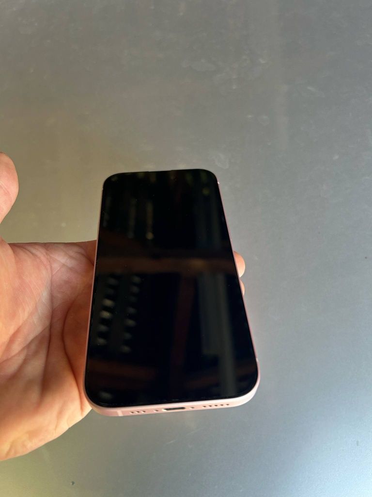 Vând iPhone 15 aproape nou