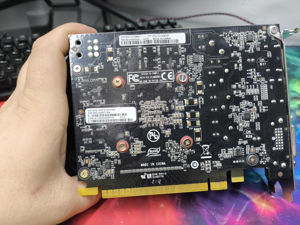 Игровая видеокарта Palit 1050Ti 4GB, тянет все на средних.