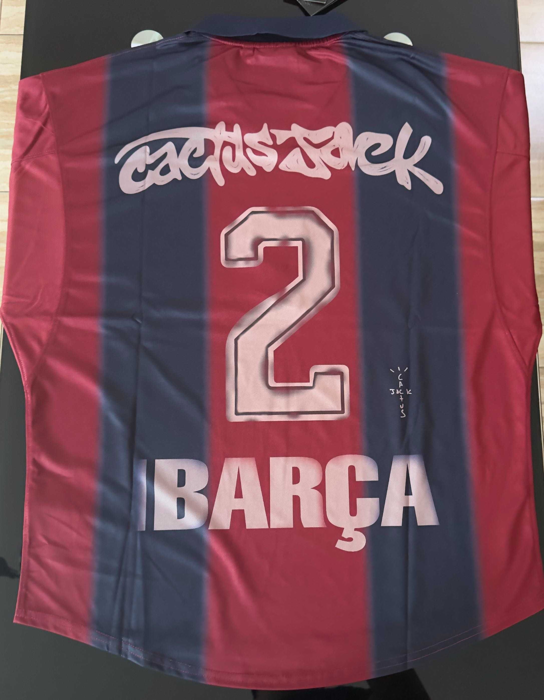 Тениска на FC Barcelona X Travis Scott в отлично състояние!