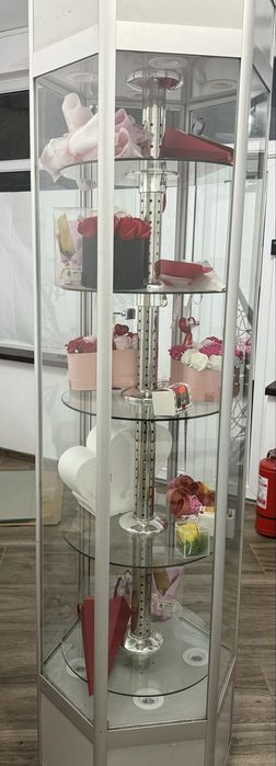 Vitrina/dulap/raft din sticla cu lumina