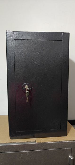 Продам отреставрированный металлический сейф!