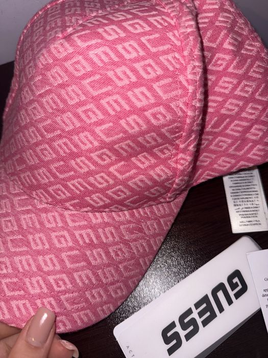 Розова шапка guess