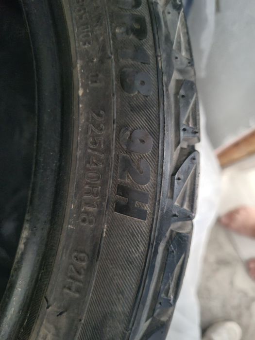 Продаётся зимние шины размер 225×40×R18