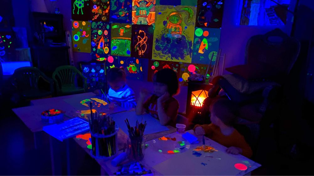 Atelier U.V. Neon- Glow pentru copii