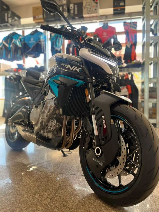 Motocicleta naked CFMOTO 675NK