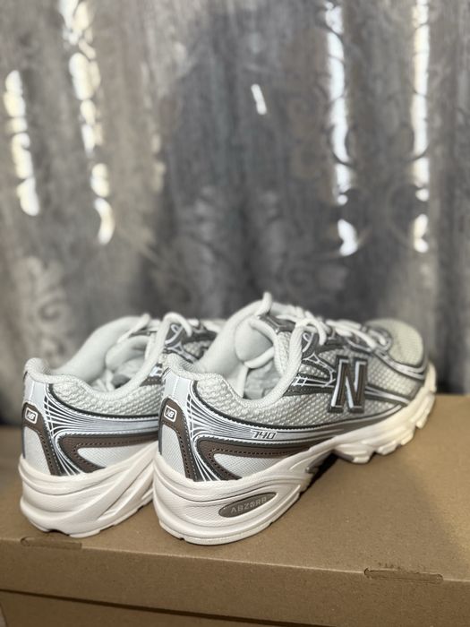 New Balance 740