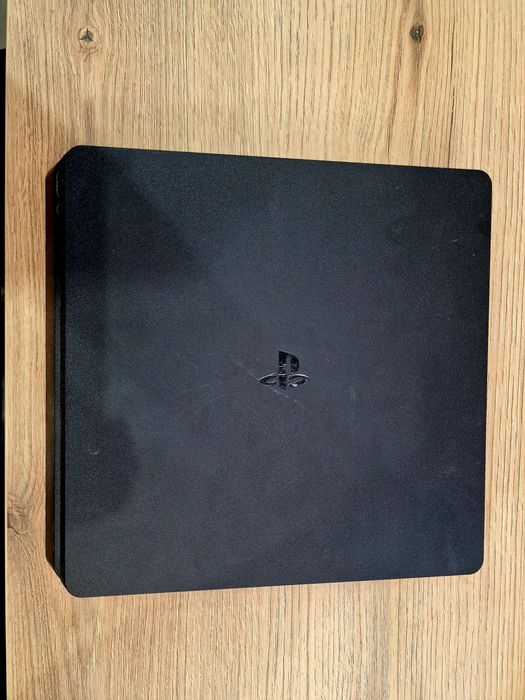 Playstation 4 slim / PS4 Slim + 3 Джоистика + 2 Игри + Кабели