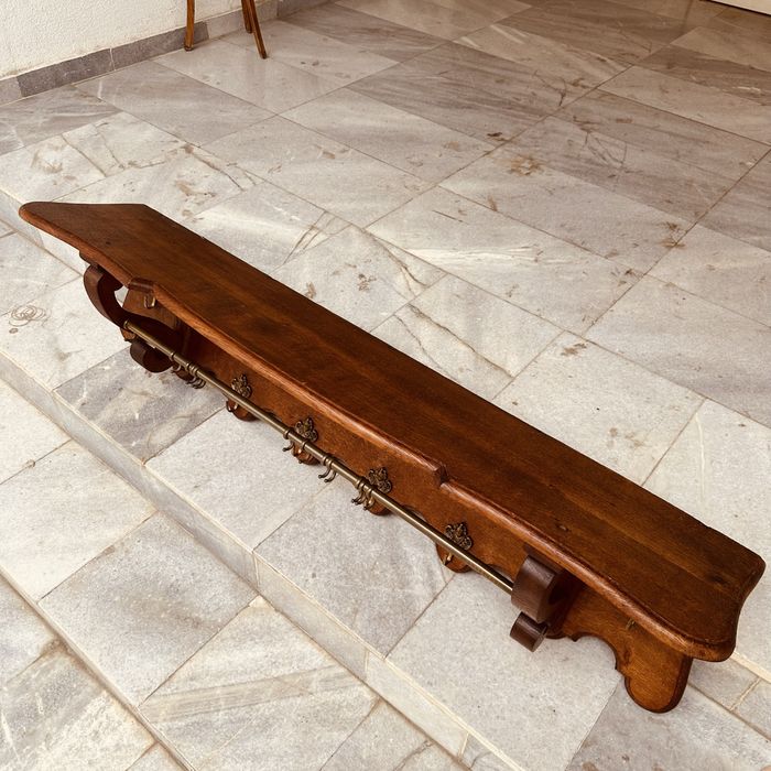 Винтидж дървен стенен рафт с месингови закачалки – класически стил