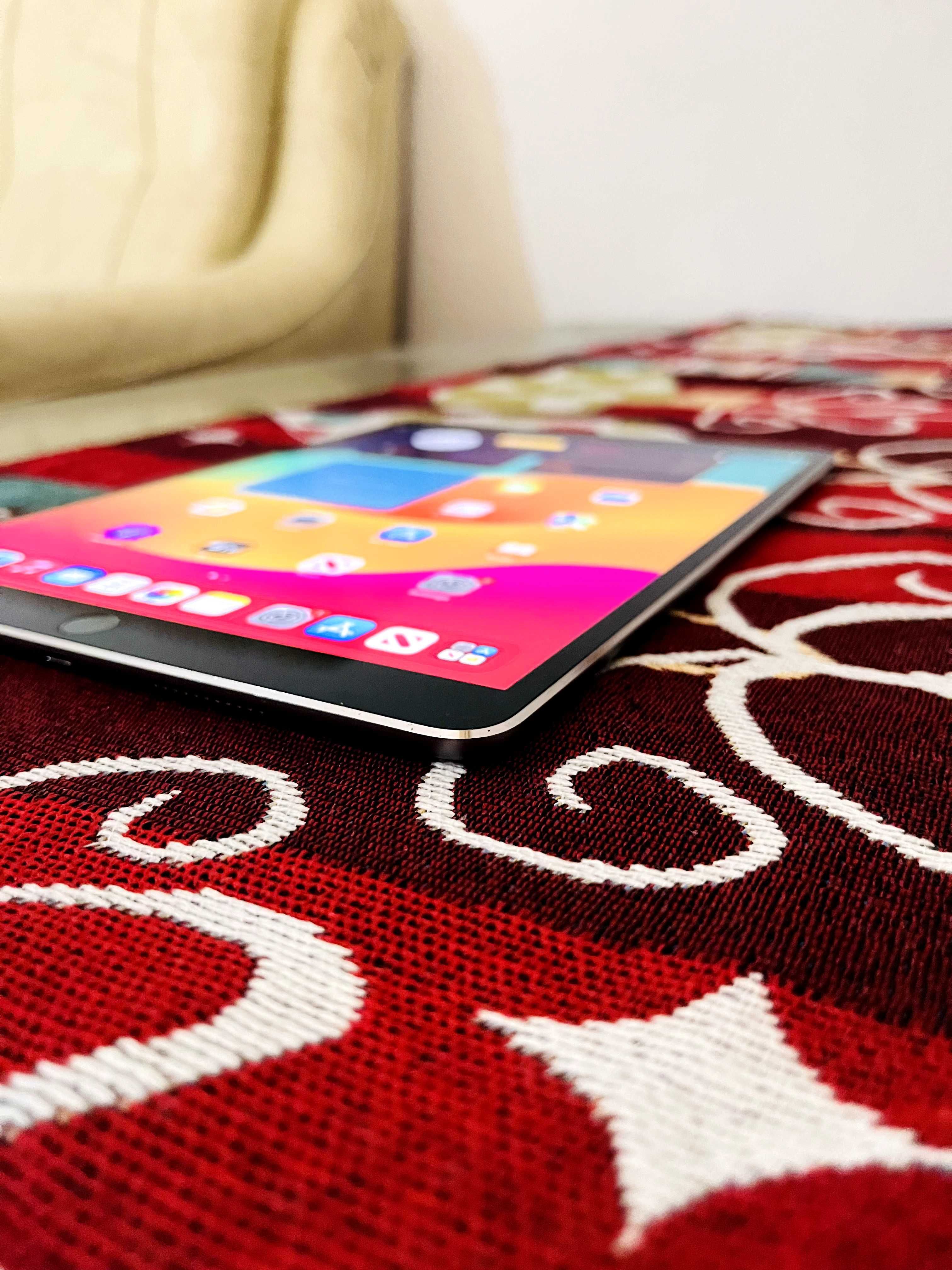 iPad Pro 1st Gen - A1709 64GB, 10.5in Space Gray - Перфектен
