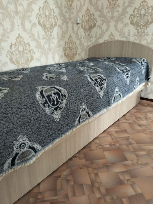 Продам односпальную кровать с матрасом