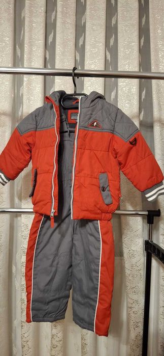 Geacă roșie-gri cu pantaloni de schi pentru copii 2 ani