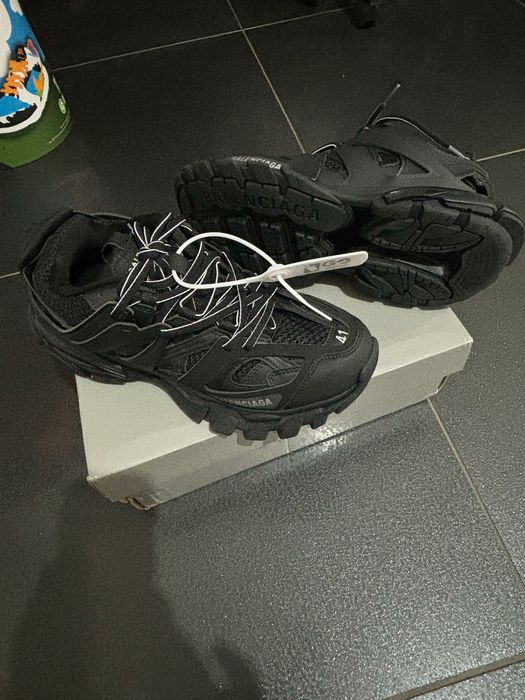 Adidași unisex diverse modele.