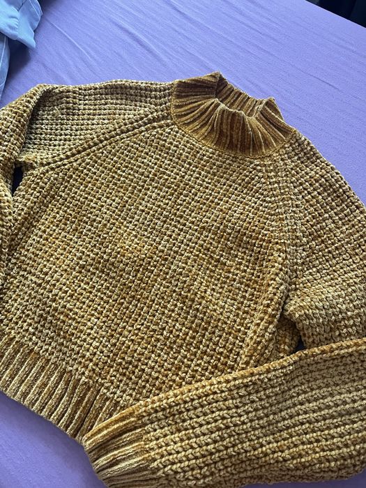 Жълт пулове на марката H&M