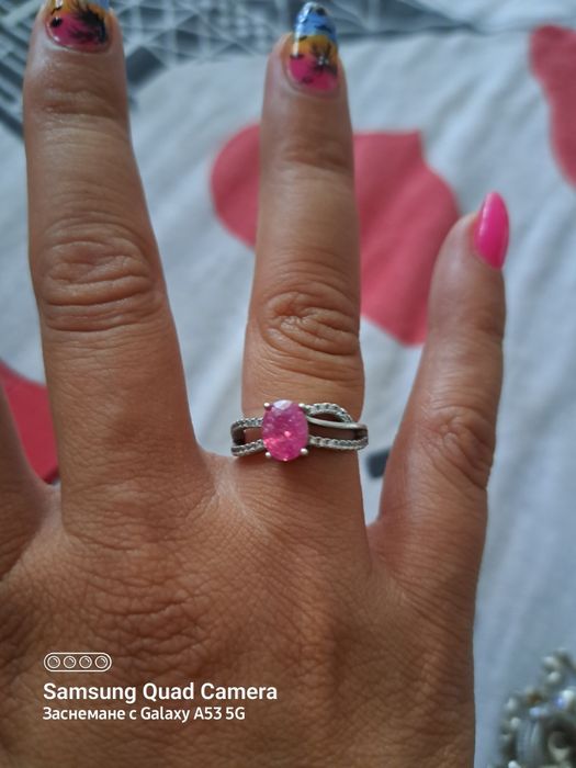 Продавам много красив сребърен пръстен с розов камък