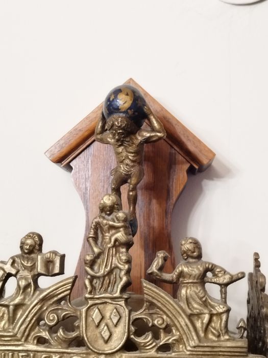 Антикварен стенен холандски часовник - Franz Hermle
Атлас